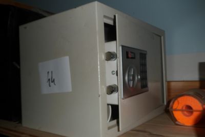 un petit micro-ondes posé sur une table, avec un rouleau de ruban adhésif devant