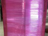 une grande boîte rose posée sur une palette