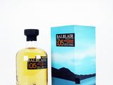 une bouteille de whisky Balblair 005 à côté d'une boîte