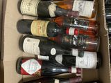 plusieurs bouteilles de vin dans une caisse sur la table