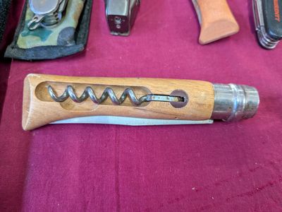 une photo montrant un couteau et d'autres outils disposés sur une table