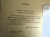 un livre ouvert sur lequel se trouve une feuille de papier