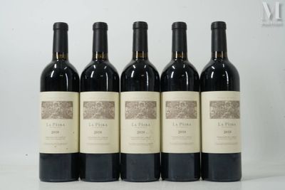 six bouteilles de vin sont alignées sur une table