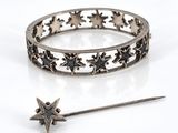 un gros plan d'un bracelet orné d'une étoile