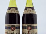 deux bouteilles de vin posées sur une table l'une à côté de l'autre