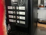 une machine à café posée sur un comptoir dans une cuisine