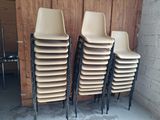 beaucoup de chaises empilées dans une pièce