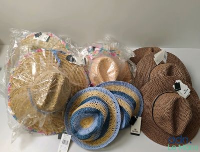 de nombreux chapeaux posés sur une table