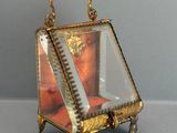 une petite boîte en verre contenant une photo