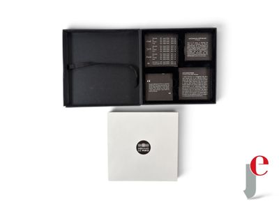 une photo d'une boîte de chocolats posée sur une table blanche