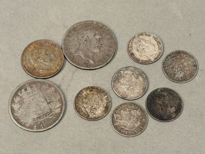 six pièces de monnaie britanniques différentes posées les unes à côté des autres sur une table