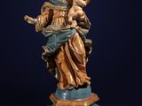 une statue de femme tenant un enfant sur un piédestal