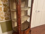 une armoire d'angle placée dans un coin de la pièce