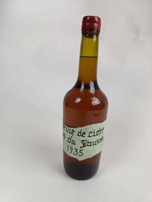 une bouteille de vin sur laquelle est apposée une étiquette