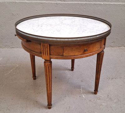 Table basse de type bouillotte en bois naturel reposant sur … - Photo 1