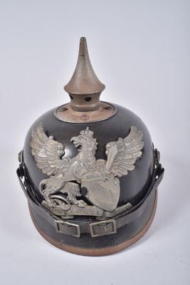 un casque noir orné d'un oiseau sur un fond blanc