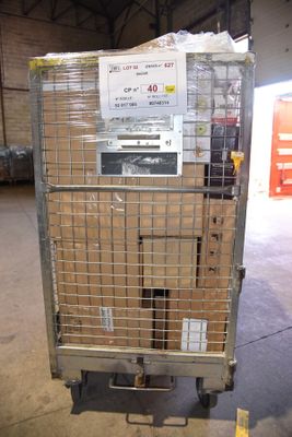 un chariot contenant de nombreux cartons dans un entrepôt