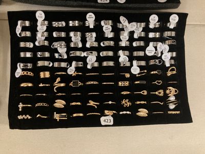 De nombreux types de bijoux sont exposés dans cette vitrine