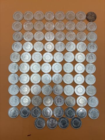84 pièces de monnaie 10 francs Hercule en argent. Poids : 2098,39...