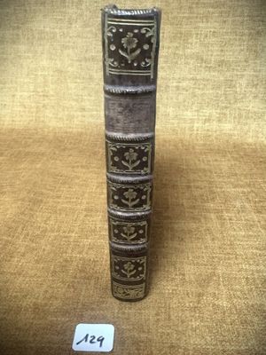 une petite pile de livres posée sur une table