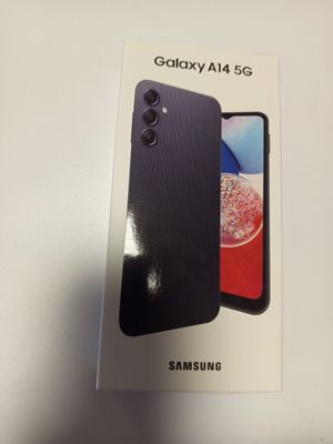 une boîte contenant un téléphone noir, posée sur une table