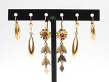 gros plan d'une paire de boucles d'oreilles sur un support