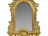 un miroir doré orné de sculptures raffinées et doté d'un cadre doré