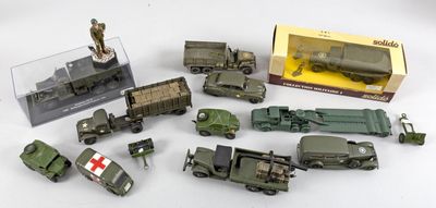 de nombreux véhicules militaires et camions miniatures dans une vitrine