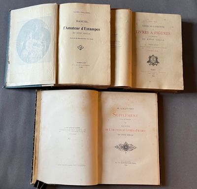 trois livres ouverts posés sur une table l'un à côté de l'autre