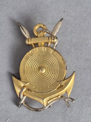 une petite médaille en or sur laquelle sont représentées deux épées