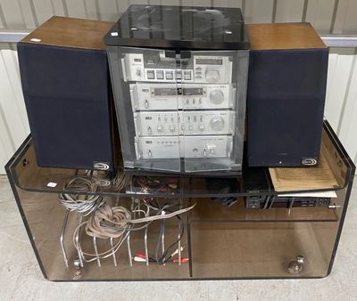 an image of a stereo system sitting on top of a table