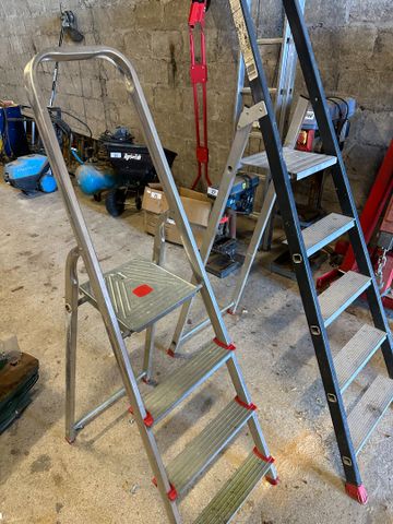 Deux escabeaux aluminium
