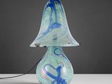 une image représentant une lampe en verre ornée d'un motif tourbillonnant bleu et blanc