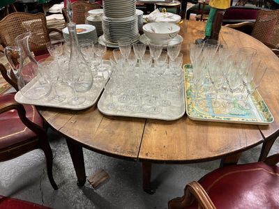 une table sur laquelle sont posés de nombreux verres et assiettes