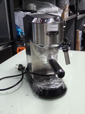 une cafetière posée sur un comptoir