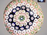 une photo d'un presse-papier en verre orné d'un motif floral