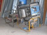 un petit générateur portable posé dans un garage à côté d'autres équipements