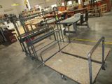 de nombreuses tables et chaises dans une pièce où se trouvent de nombreuses tables et chaises