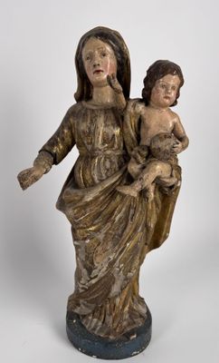 statue d'une femme tenant un enfant dans ses bras