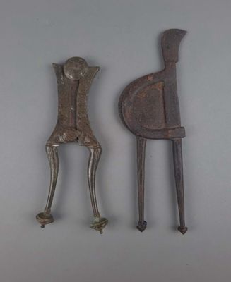 deux objets métalliques posés sur une surface blanche