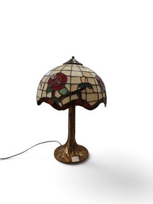 une lampe posée sur une table