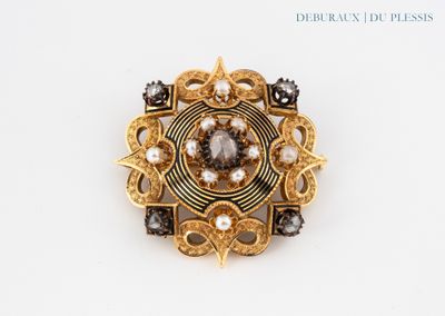 an image of a broochle with pearls and gold on a white background