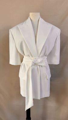 an image of a white jacket on a mannequin