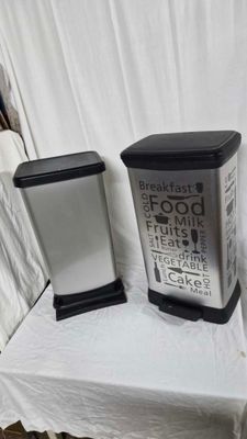 deux poubelles posées l'une à côté de l'autre sur une table