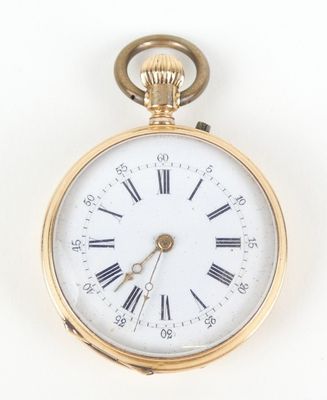 une montre de poche en or avec des chiffres romains sur le cadran