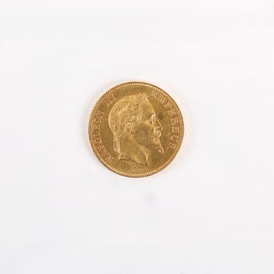 une vieille pièce d'or sur une surface blanche avec un fond blanc