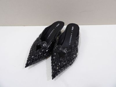 les chaussures noires sont posées sur la surface blanche