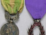 un ruban violet et vert orné d'une couronne d'épines et une médaille sur laquelle figure une couronne d'épines