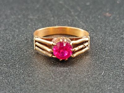 Bague stylisée en or jaune 18k 750/°, ornée d'une pierre ros…