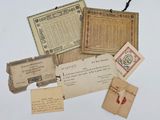 quelques vieux papiers sont empilés les uns sur les autres sur une table